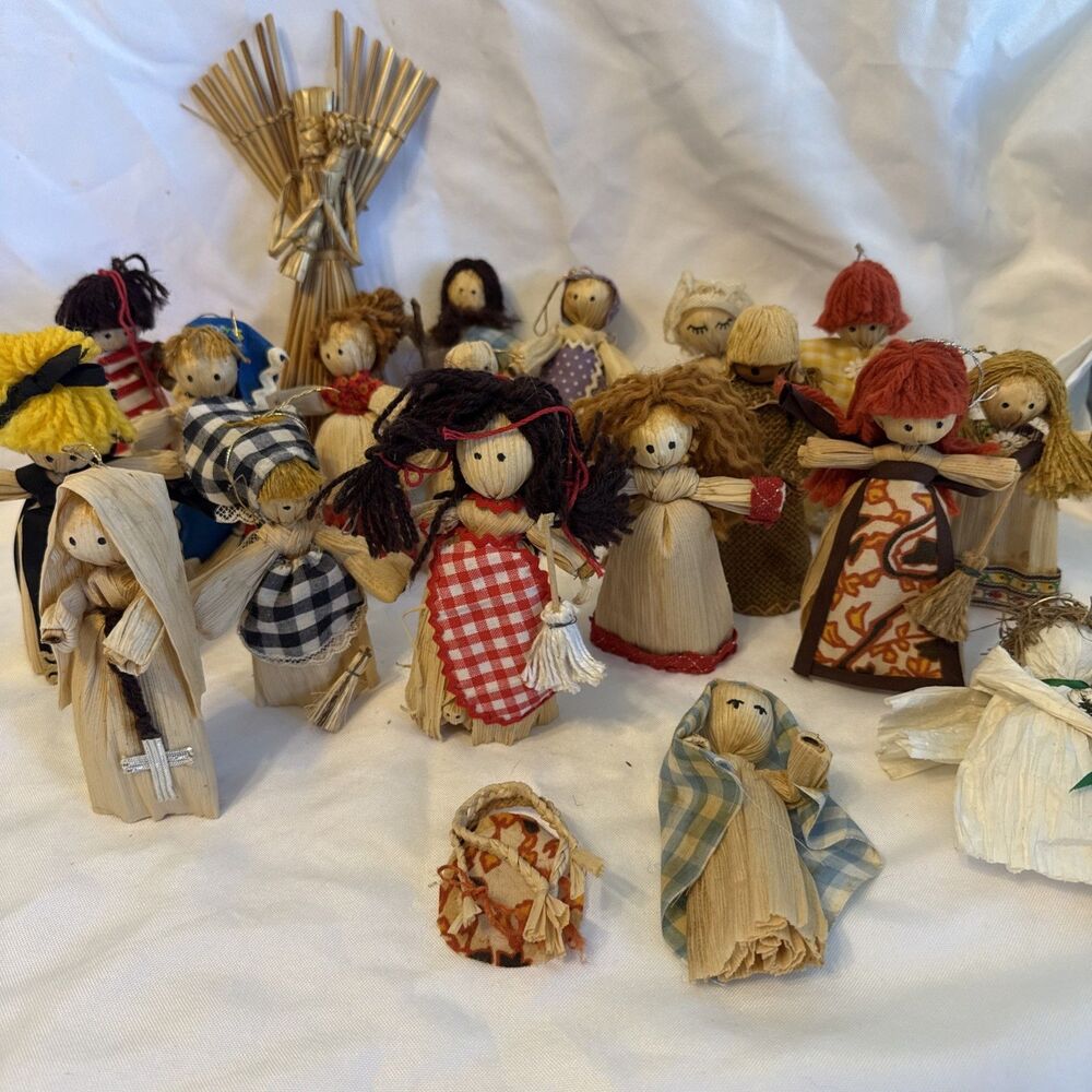 Corn Husk Dolls Women Figures Christmas Ornaments Aprons Broom - Lot of 19